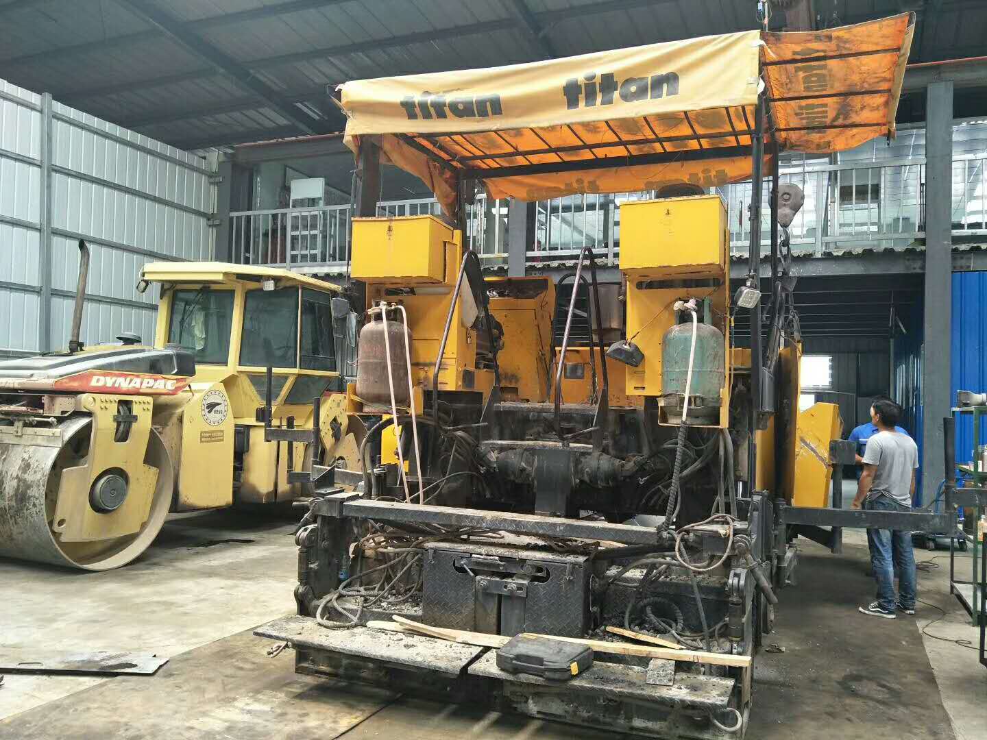 維修銑刨機、攤鋪機、壓路機、冷再生等路面機械設(shè)備